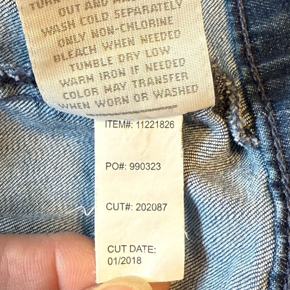 Torrid woman’s size 1 cropped button blue jean jacket EUC - Picture 10 of 10